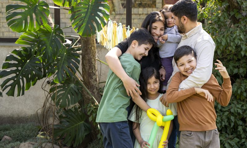 kids-having-fun-jungle-themed-party